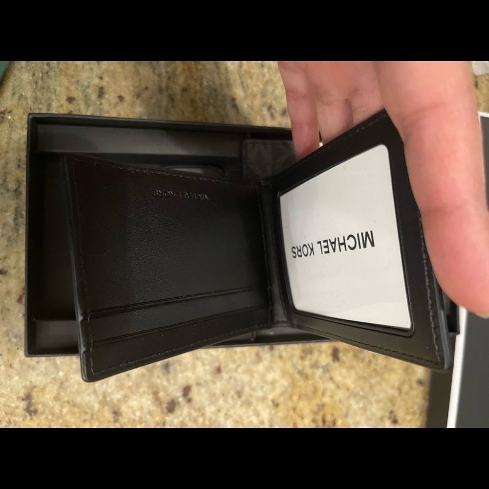 New 🧔🏽‍♂️ Mk mens gift set  double wallets - Picture 4 of 9